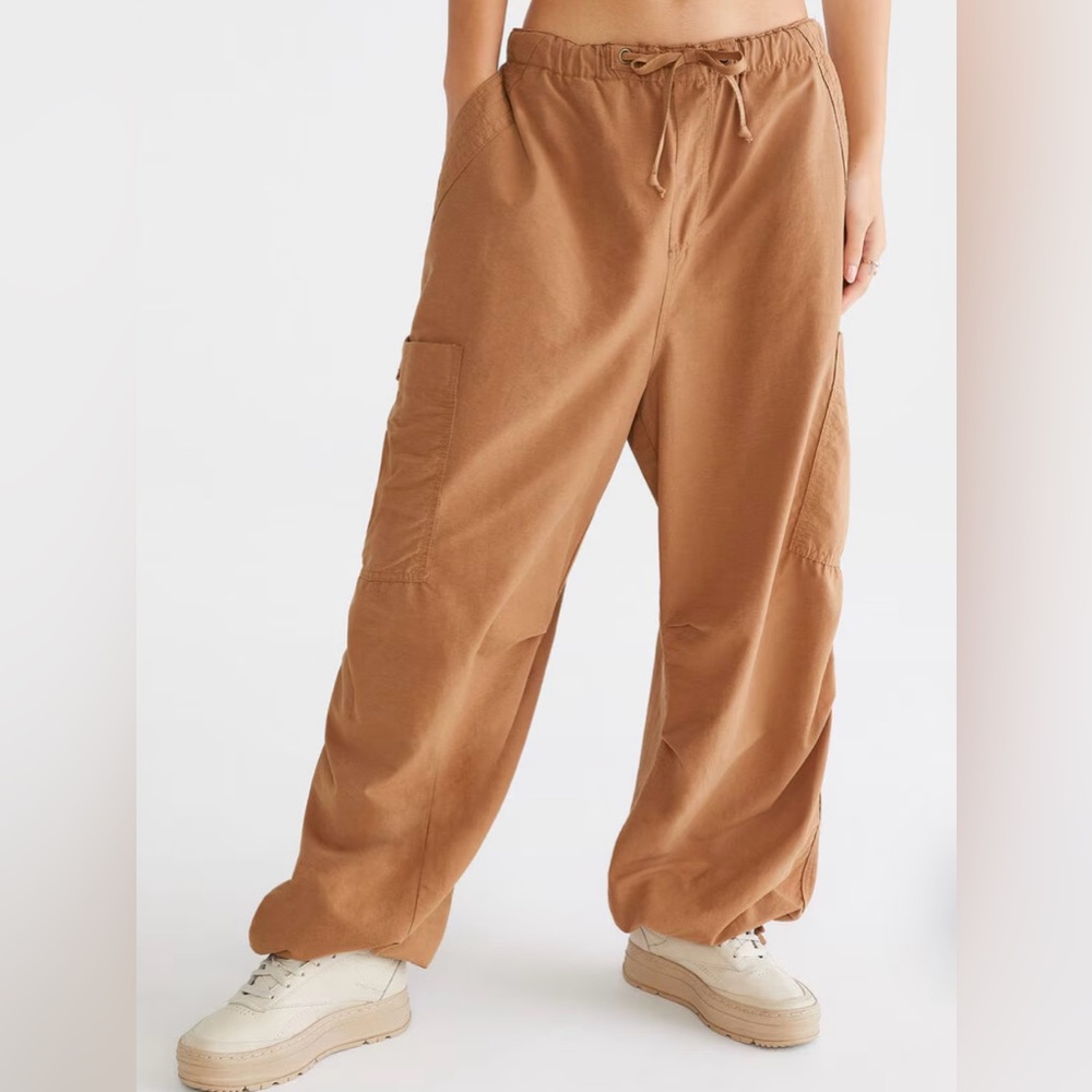 Aeropostale Women’s Baggy Cargo Parachute Pants Y2K Gen Z Sandstorm Tan XS